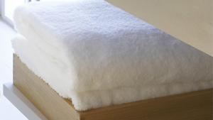 eine Nahaufnahme einer Matratze mit Schnee darauf in der Unterkunft TSUKI Tokyo in Tokio