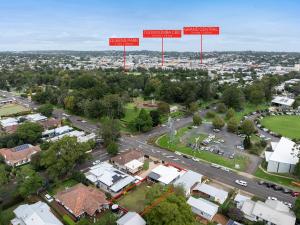 Luftaufnahme einer Stadt mit roten Schildern über einer Straße in der Unterkunft Botanic Breeze! Opposite Queens Park! in Toowoomba