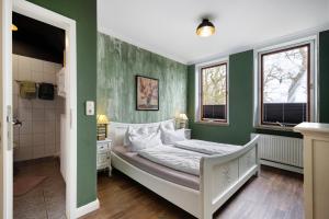 En eller flere senge i et værelse på Landhaus Ostseeblick Fewo 6 - + 16 billeder