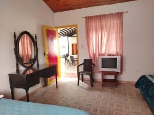 Televiisor ja/või meelelahutuskeskus majutusasutuses alojamiento rural prados de piedra pintada