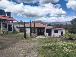 Üldine mäevaade või majutusasutusest alojamiento rural prados de piedra pintada pildistatud vaade