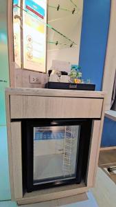 ein Ständer mit einem Fernseher in einem Zimmer in der Unterkunft Bhanwar Pattaya Park Hotel in Pattaya South