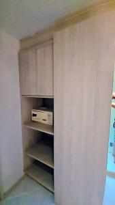 ein weißer Schrank mit einem Computer darin in der Unterkunft Bhanwar Pattaya Park Hotel in Pattaya South