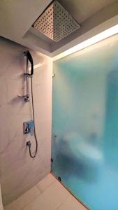 eine Dusche mit Glastür im Badezimmer in der Unterkunft Bhanwar Pattaya Park Hotel in Pattaya South