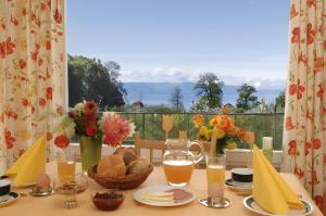 a table with food and a view of the ocean at Baumanns Ferienhof Am See in Bettnau