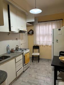 Η κουζίνα ή μικρή κουζίνα στο Amplio departamento céntrico a pasos del mar