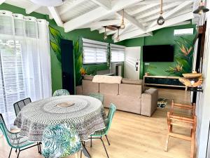 TV a/nebo společenská místnost v ubytování Caribbean Loft - SXM