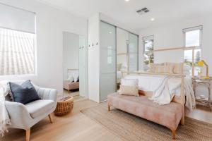 Postel nebo postele na pokoji v ubytování Belle Escapes - Villa Luxe on Henley + 55 fotografií