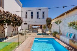 Bazén v ubytování Belle Escapes - Villa Luxe on Henley nebo v jeho okolí