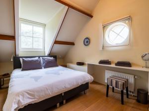 a bedroom with a bed and a window at Wellnesshuisje Kalheupink in Oldenzaal