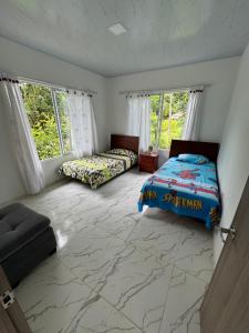 1 Schlafzimmer mit 2 Betten und einem großen Marmorboden in der Unterkunft Emi House in Acacías + 28 Fotos