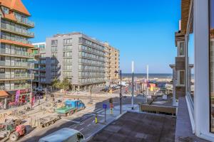 Una vista de una calle de la ciudad con edificios. en Duinedel 2A-2E, en Oostduinkerke 8 fotos más