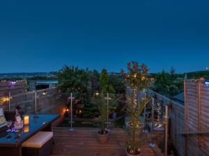 eine Dachterrasse bei Nacht mit Lichtern in der Unterkunft Harpers Cottage in Barrowford