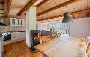 Kuchyň nebo kuchyňský kout v ubytování Cozy Home In Meisingset With Kitchen