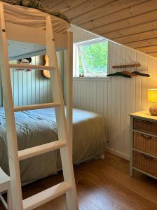um quarto com um beliche em Family Cabin By The Calm Waters Of Limfjord em Højslev