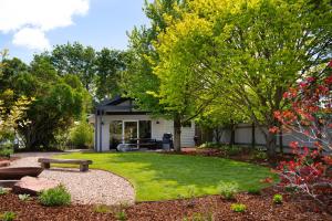a garden with a bench in the yard at Wayward Cottage in Daylesford