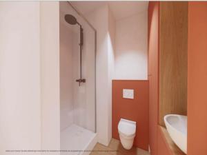 une salle de bains avec douche, toilettes et lavabo dans l'établissement Apartment in Bree for a family, à Brée