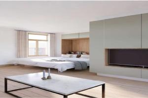 une chambre avec un lit et une télévision à écran plat dans l'établissement Apartment in Bree for a family, à Brée