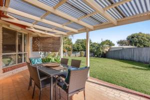 Κήπος έξω από το The Complete Package, Near Gabbinbar!