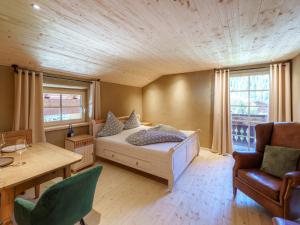 Giường trong phòng chung tại Adults only apartment in the Tannheimertal valley