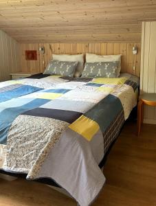 uma cama grande num quarto com tecto em madeira em Family Cabin By The Calm Waters Of Limfjord em Højslev mais 22 fotografias