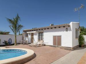 Πισίνα στο ή κοντά στο Retreat with Porch, Shared Pool +16 φωτογραφίες