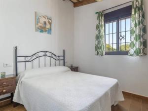 Ένα ή περισσότερα κρεβάτια σε δωμάτιο στο Retreat with Porch, Shared Pool