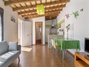 Η κουζίνα ή μικρή κουζίνα στο Retreat with Porch, Shared Pool