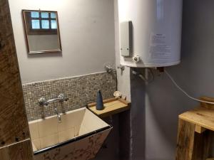 ein Badezimmer mit Waschbecken und Spiegel in der Unterkunft Casa Alpina Acantilados in Mar del Plata + 14 Fotos