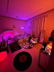 Postel nebo postele na pokoji v ubytování استوديو مميز بأثاث انيق في قلب الخبر بدخول ذاتي 12