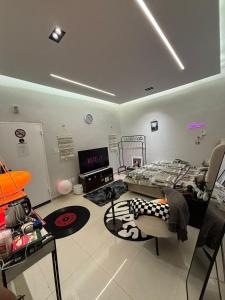 TV a/nebo společenská místnost v ubytování استوديو مميز بأثاث انيق في قلب الخبر بدخول ذاتي 12