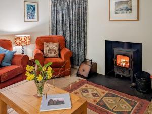 ein Wohnzimmer mit Couch und Kamin in der Unterkunft Little Boreland in Gatehouse of Fleet + 17 Fotos