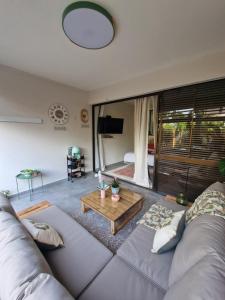 ein Wohnzimmer mit Sofa und Tisch in der Unterkunft Studio Selva in Cayenne
