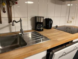 BremerhavenLuxus Apartment im Goetheviertel mit Badewanne, Regendusche WLAN uvm的厨房柜台配有水槽和咖啡壶