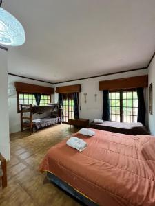 ein Schlafzimmer mit einem großen Bett mit zwei Handtüchern darauf in der Unterkunft Villa Marta Casa de Campo in San Lorenzo