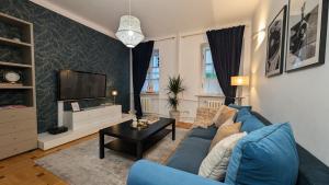 TV/trung tâm giải trí tại Bella Luna Luxury Suites - Chic Old Town Warsaw Apartment