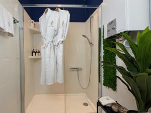 Phòng tắm tại Bella Luna Luxury Suites - Chic Old Town Warsaw Apartment