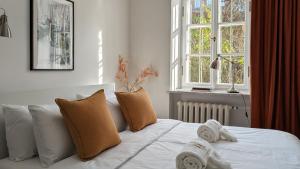 Giường trong phòng chung tại Bella Luna Luxury Suites - Chic Old Town Warsaw Apartment