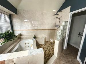 Ένα μπάνιο στο Cozy Maple House w-Private Jacuzzi Near IAH +44 φωτογραφίες