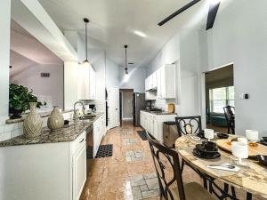 Η κουζίνα ή μικρή κουζίνα στο Cozy Maple House w-Private Jacuzzi Near IAH