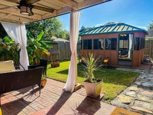 Κήπος έξω από το Cozy Maple House w-Private Jacuzzi Near IAH