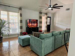 Μια τηλεόραση ή/και κέντρο ψυχαγωγίας στο Cozy Maple House w-Private Jacuzzi Near IAH