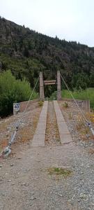 eine Brücke auf einem Berg mit in der Unterkunft Hostería de Montaña Las Pataguas in El Hoyo