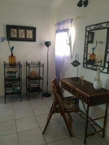 Pokój z biurkiem i lustrem w obiekcie Apartment Gigi w mieście Jadranovo