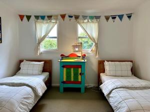 2 camas en una habitación con una mesa entre ellas en Dunes Aqua at Robe, en Robe