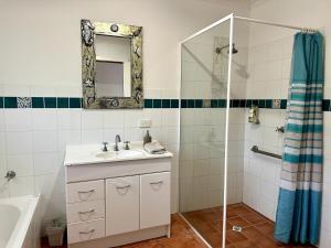 Un baño con lavabo, ducha y espejo. en Dunes Aqua at Robe, en Robe 16 fotos más