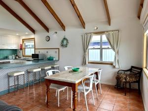Una cocina y un comedor con mesa y sillas. en Dunes Aqua at Robe, en Robe