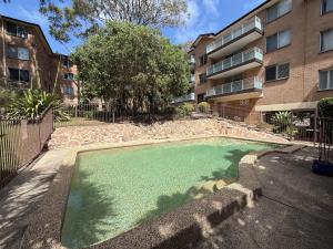 Bazén v ubytování Quiet & Cozy 2BR Home in Chatswood with Parking nebo v jeho okolí