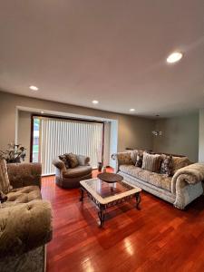 Χώρος καθιστικού στο Luxury 3BR Home with Spa Pool, Gym & full backyard