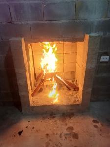 un forno di mattoni con un fuoco dentro di Rustic Country House a Mogi das Cruzes